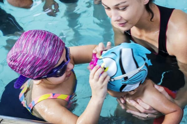 Crianças com osteogênese imperfeita se fortalecem nas piscinas dos Clube da Gente
